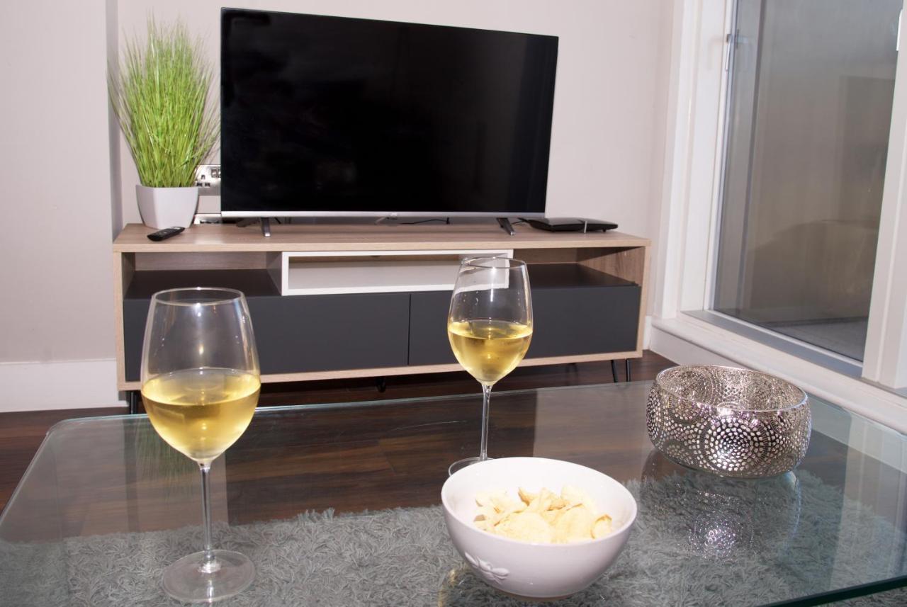 Modern 2 Bed & 2 Bath City Centre Apartment *