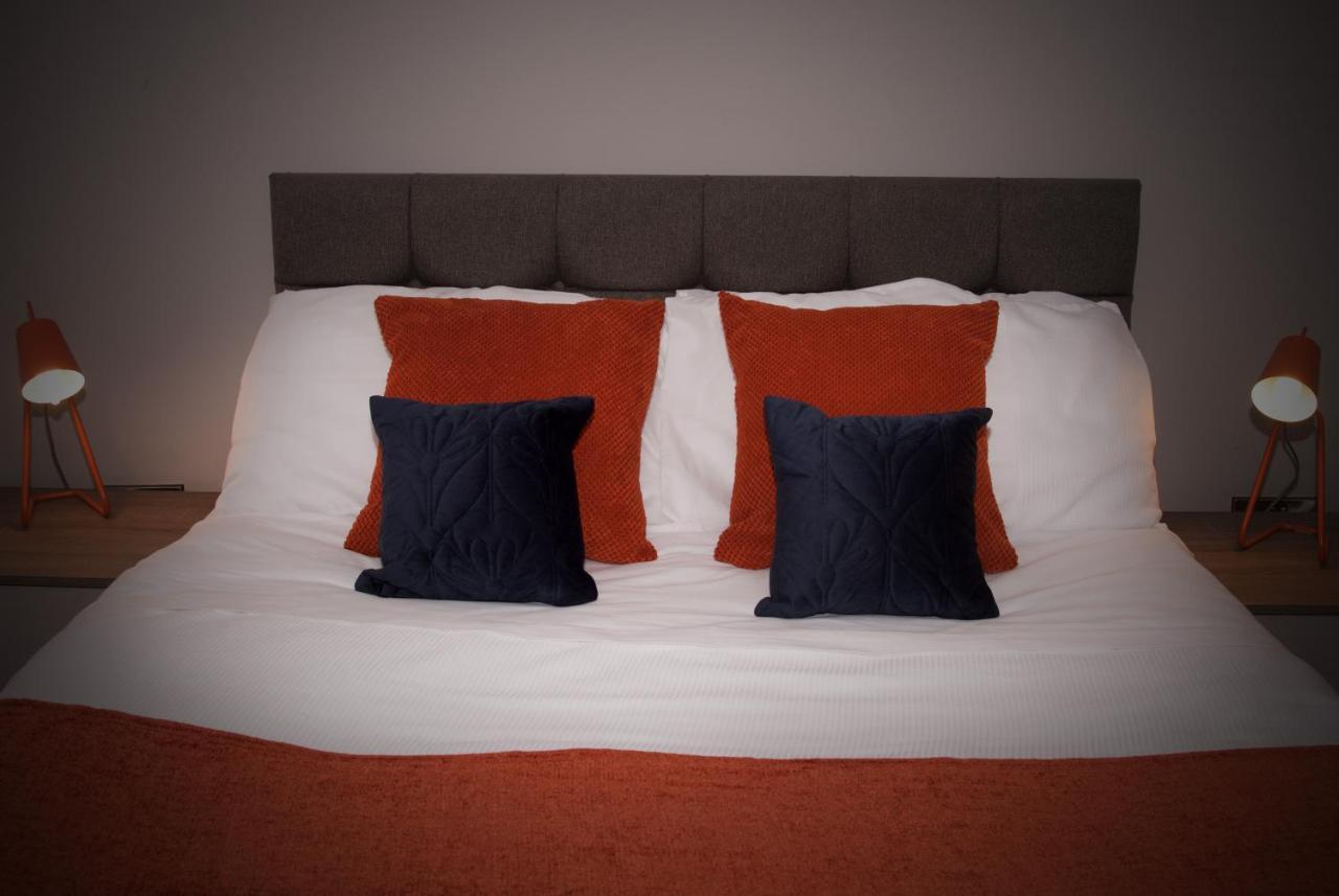Modern 2 Bed & 2 Bath City Centre Apartment *